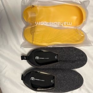 Women’s Mahabis Slippers, Size 6.5